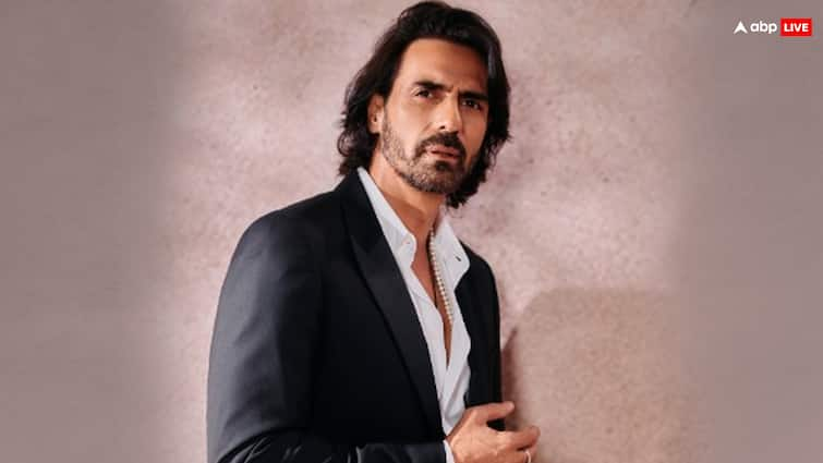 Arjun Rampal leaves Mumbai Airport after Microsoft outage causes server shutdown Watch Video माइक्रोसॉफ्ट में खराबी की वजह से एयरपोर्ट पर फंसे रहे Arjun Rampal, बुक करानी पड़ी दूसरी फ्लाइट, देखें वीडियो