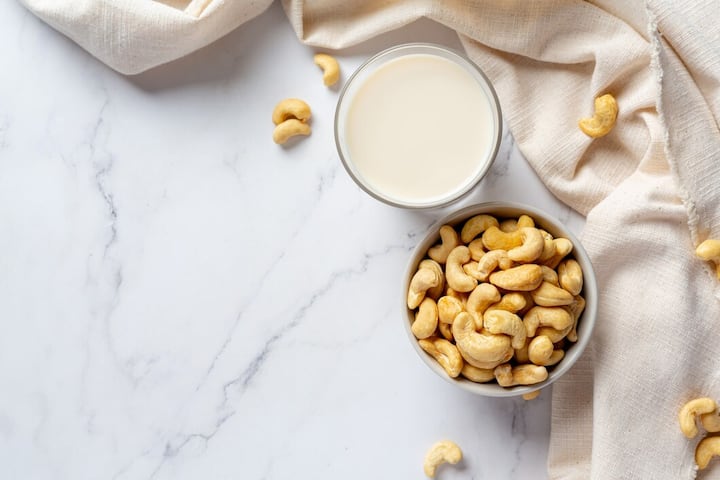 Rich in antioxidants, cashew nuts not only give strength to the body but are also beneficial in many diseases. Let us know today what benefits you can get if you soak cashew nuts in milk overnight for a week and eat them in the morning.