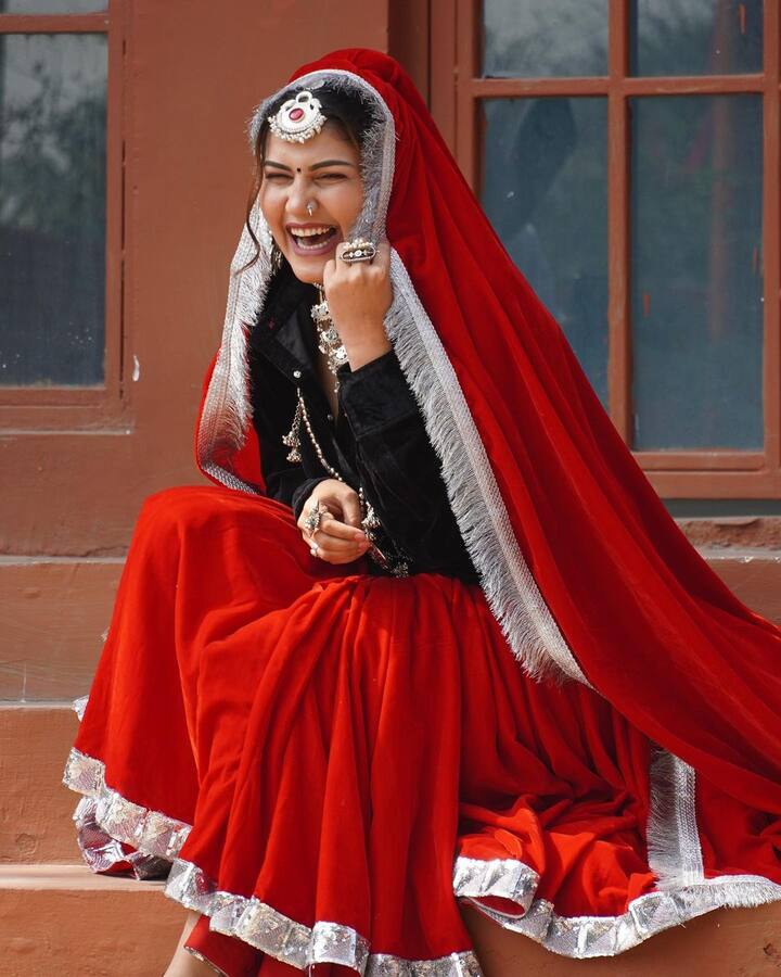 सपना चौधरी ने रियलिटी शो बिग बॉस से भी खूब नाम कमाया है. घर कमाने के लिए सपना ने डांस शुरु किया था ता उनकी पढ़ाई भी बीच में ही रुक गई थी. इसीलिए सपना ने सिर्फ 8वीं क्लास तक की पढ़ाई की है. इसके बाद सपना ने छोटे-छोटे फंक्शन में स्टेज परफोर्मेंस दी और उन्हें एल्बम सॉलिड बॉडी से बड़ा ब्रेक मिला.