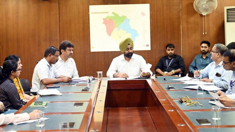 Gurugram Nagar Nigam Additional Commissioner Dr Balpreet Singh on PM Svanidhi Scheme Review meeting ANN Gurugram: PM स्वनिधि योजना की समीक्षा बैठक, एडिशनल कमिश्नर का निर्देश- कोताही बर्दाश्त नहीं