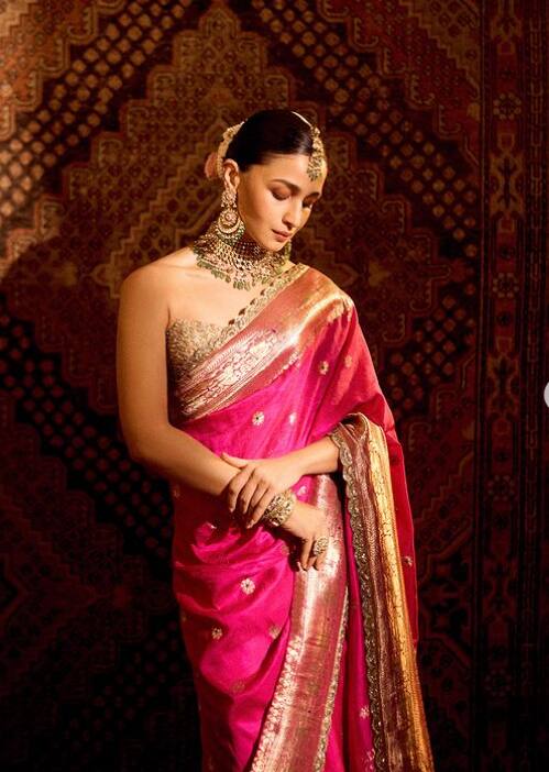 लिस्ट में दूसरा नंबर आलिया भट्ट का है. स्टूडेंट्स ऑफ द इयर में डेब्यू से पहले आलिया ने 16 किलो वजन घटाया था. उन्होंने कार्डियो, स्ट्रेंथ ट्रेनिंग और योग का सहारा लिया. साथ ही ताजा और ऑर्गेनिक खाना खाया.