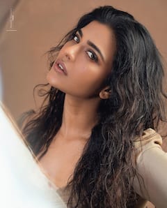 Aishwarya Rajesh: గ్లామర్ డోస్ పెంచిన తెలుగు బ్యూటీ- ఈ రేంజిలో ఐశ్వర్య రాజేష్ పోజులు ఎప్పుడూ చూసి ఉండరు!