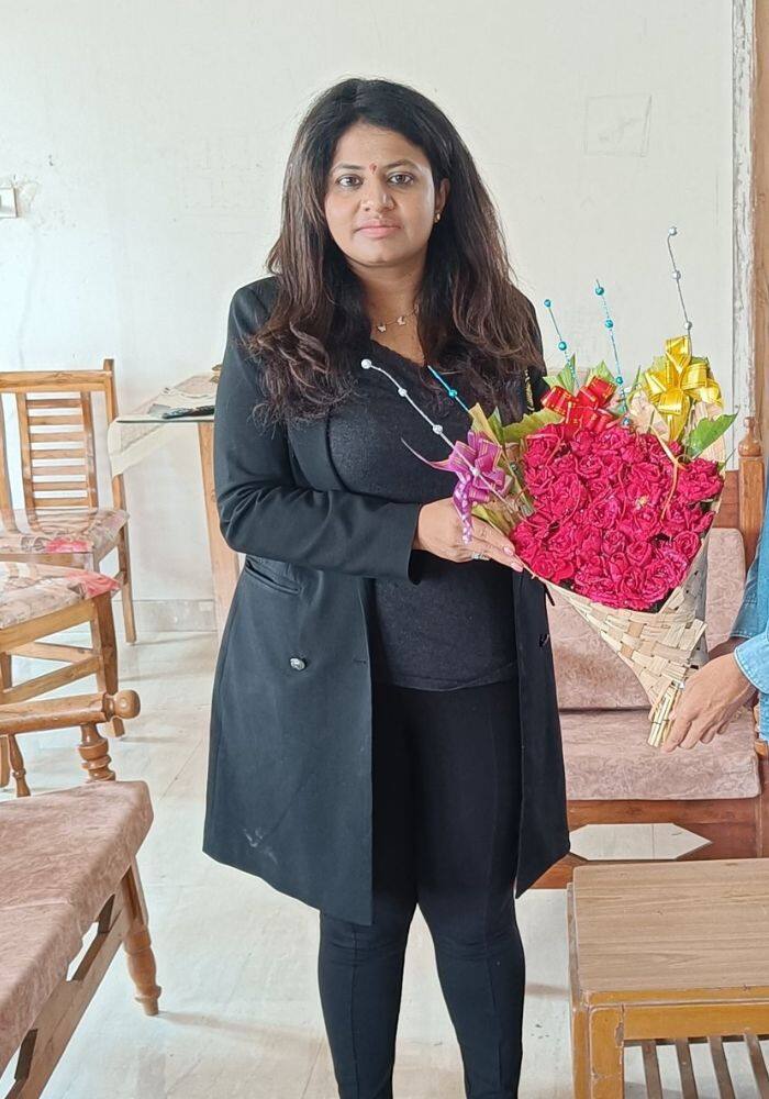 संघ लोक सेवा आयोग ने कहा कि पूजा खेडकर के खिलाफ मामला दर्ज कर लिया गया है. आयोग ने उन्हें नोटिस भी जारी किया है. उनसे पूछा गया है कि उनकी उम्मीदवारी क्यों न रद्द की जाए? आयोग उन पर किसी प्रकार की परीक्षा में शामिल होने को लेकर प्रतिबंध लगा सकता है.