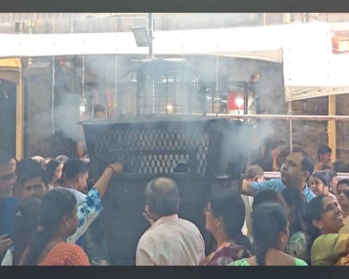 आज उत्सवाचा पहिला दिवस असून साईसच्चरित ग्रंथाच्या मिरवणुकीत संस्थांनचे अध्यक्ष सुधाकर येरलगड्डा, जिल्हाधिकारी सिद्धाराम सालीमठ आणि आणि संस्थांनचे मुख्य कार्यकारी अधिकारी गोरक्षक गाडीलकर सहभागी झाले होते.