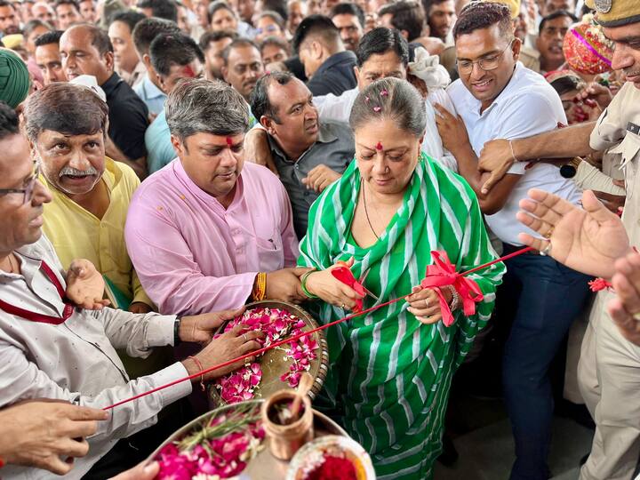 इसके बाद वसुंधरा राजे ने कृषि उपज मंडी के पास एक निजी रिसोर्ट में बूथ अध्यक्षों की बैठक ली और संगठन के कार्यों करते रहने और संगठन को आगे बढ़ाने के दिशा निर्देश दिए. साथ ही राजे ने कार्यवाहक उपखंड अधिकारी छत्रपाल चौधरी और कार्यवाहक ईओ मनीष मीणा से व्यवस्थाओं की जानकारी ली.