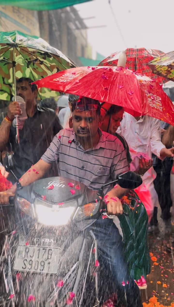 इस दौरान तेज बरसात के बावजूद वसुंधरा राजे का सफर नहीं रुका. लोगों ने बरसात के बावजूद गर्मजोशी से राजे का स्वागत किया.