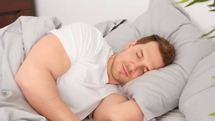 কিন্তু আপনাআপনি ঘুম না এলেও, চটজলদি ঘুমকে ডেকে আনার উপায়ও রয়েছে। মাত্র দু'মিনিটেই চোখের পাতা ভারী হয়ে আসবে এই পদ্ধতিতে।