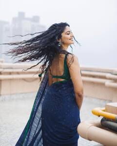 Pooja Sawant : 'भिजलेल्या साडीमध्ये चोख दिसते...' पूजा सावंतने गच्चीवर लुटला पावसाचा आनंद