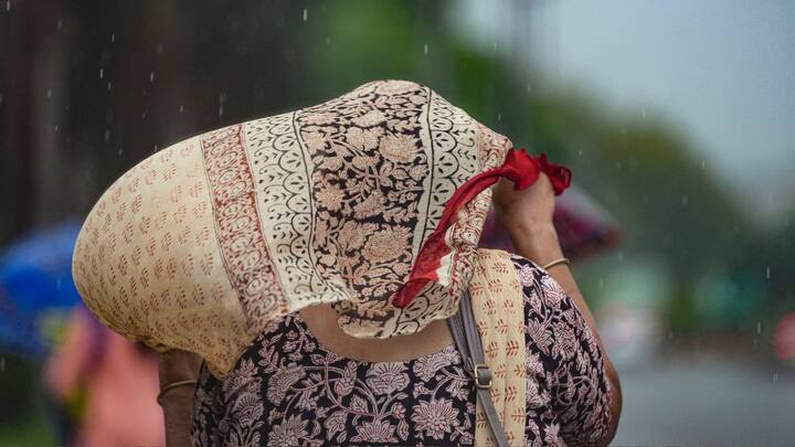করলা নদী লাগোয়া দিনবাজার এলাকায় হাঁটু-সমান জল। মাছ বাজার, পাইকারি বাজারে জল ঢোকায় সেতুর ওপরে বসে চলছে বেচাকেনা।