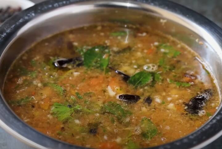 பருப்பு ரசம் தாளிக்கும் போது ஒரு கொத்து முருங்கை கீரை சேர்த்து தாளித்தால் ரசம் நல்ல வாசனையாக இருக்கும்.