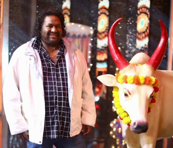 2004 ஆம் ஆண்டு வெளிவந்த எம் குமரன் சன் ஆப் மஹாலக்ஷ்மி படத்தில் வரும் வச்சிக்க வச்சிக்கவா இடுப்புல என்ற குத்து பாடலை ஸ்ரீகாந்த் தேவா இசையமைத்திருந்தார்.