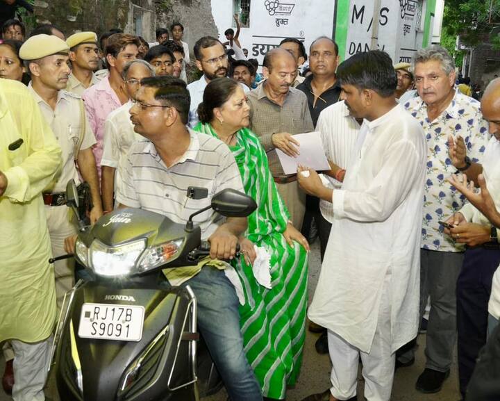 वहीं, पिड़ावा में राजे स्कूटी पर सवार होकर गलियों में पहुंचकर लोगों से मिलीं. यहां से नगर बीजेपी मंडल महामंत्री पीयूष जैन की स्कूटी पर बैठकर धन्यवाद यात्रा शुरू की.