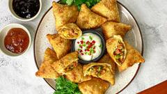 Food : पावसाळ्यात बाहेरचे समोसे नको, तर घरच्या घरी तयार करा चविष्ट समोसे! सोपी रेसिपी