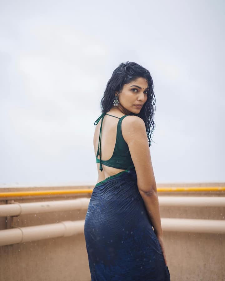 पूजाच्या साडीतल्या मोहक अदांनी साऱ्यांचच लक्ष वेधून घेतलं आहे.