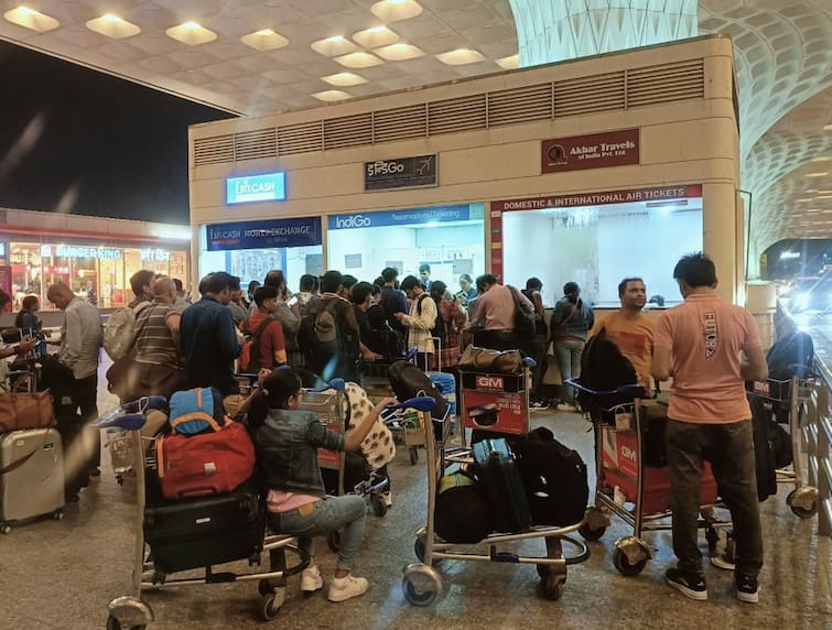 microsofts technical problem persists passengers upset due to long queues outside airports   Microsoft: માઈક્રોસોફ્ટની ટેકનિકલ સમસ્યા યથાવત, ફ્લાઈટ રદ્દ થતા મુસાફરો પરેશાન, એરપોર્ટ પર લાંબી લાઈનો 