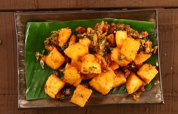 அடுத்தது இஞ்சி பூண்டு விழுது சேர்த்து கிளறிவிட்டு தக்காளி சேர்த்து வதக்கவும்.