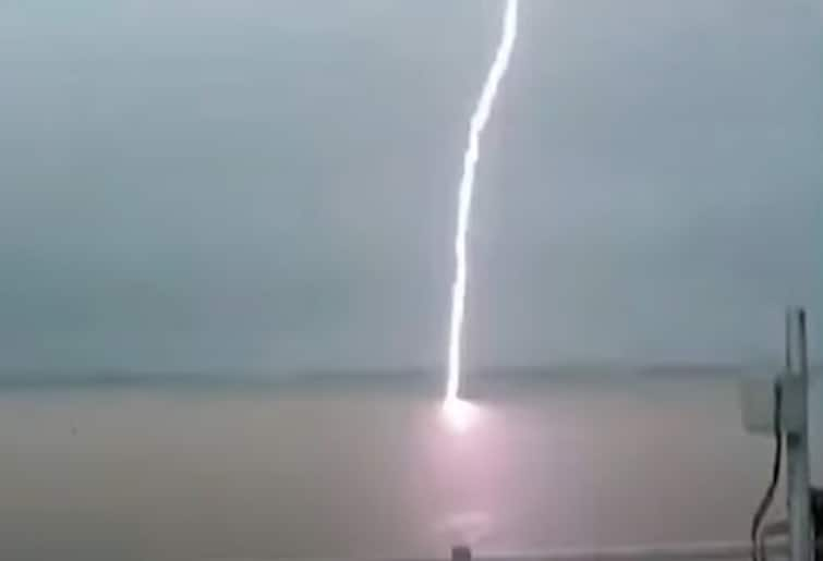 Live footage of lightning strike at Fulzar Dam jam jodhpur  Jamnagar: જામજોધપુર તાલુકાના ફુલઝર ડેમમાં વીજળી પડવાના લાઈવ દ્રશ્યો, જુઓ VIDEO 