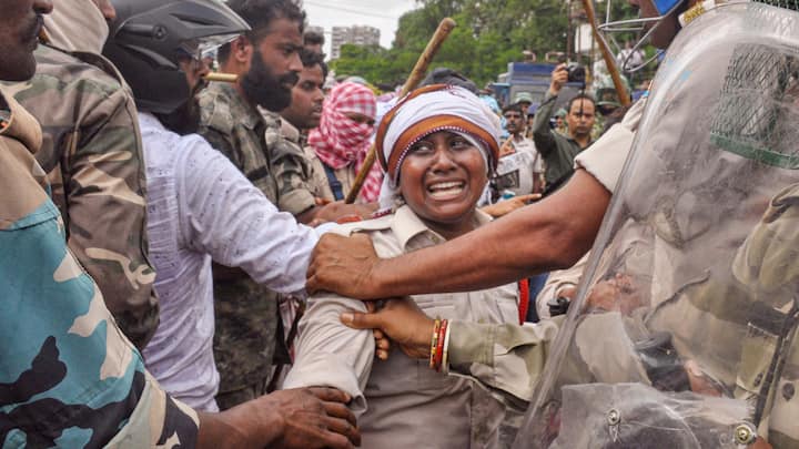 Jharkhand SPO Protest: झारखंड में विशेष पुलिस सहायकों पर लाठीचार्ज के बाद बीजेपी ने सीएम हेमंत सरकार पर हमला बोल दिया है. ये भी कहा कि गठबंधन सरकार ये न भूले कि बहुत जल्द विधानसभा चुनाव है.