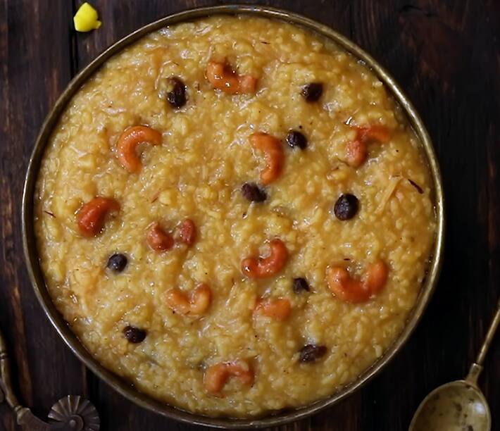 காய்ச்சிய வெல்ல பாகை பச்சரிசியில் சேர்த்து வேகவிடவும். அதன் பிறகு ஏலக்காய், ஒரு சிட்டிகை கர்ப்பூரம் சேர்த்து நன்கு கிளறிவிட்டு அடுப்பிலிருந்து இறக்கவும்.