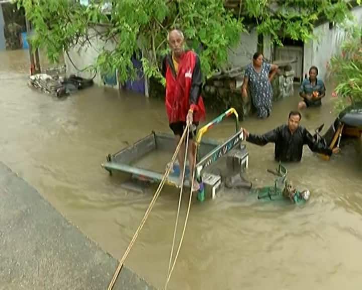 Rain Live Update: પોરબંદર અને દેવભૂમિ દ્વારકામાં જળબંબાકારની સ્થિતિ, શાળા જાહેર કરાઇ રજા, જાણો વધુ અપડેટ Heavy rain forecast in 3 districts of South Gujarat, 6 districts of Saurashtra to know state weather update Rain Live Update: પોરબંદર અને દેવભૂમિ દ્વારકામાં જળબંબાકારની સ્થિતિ, શાળા જાહેર કરાઇ રજા, જાણો વધુ અપડેટ