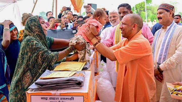 वही केशव प्रसाद मौर्य के बयान और दिल्ली दौरे को लेकर जब एक शख्स से पूछा गया तो उसने कहा कि  मौर्य को कोई मतलब नहीं है. वो खुद अपनी विधानसभा हार गए थे. योगी जी सबसे पावरफुल नेता हैं. लोगों ने तो ये तक कह दिया कि योगी आदित्यनाथ देश के ब्रांड एम्बेसडर है. काशी के लोगो को योगी ही चाहिए. उन्होंने कहा कि चुनाव के 6 महीने पहले से ही पार्टी के अंदर अंतर्कलह शुरू हो गया था. संगठन ने ठीक से काम नहीं किया अगर ठीक से काम किया होता तो 70 के ऊपर सीटें आती.