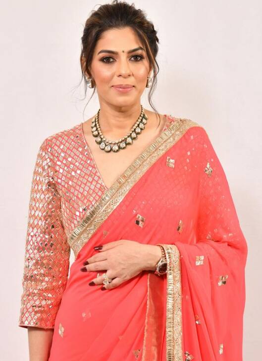 पूजा ददलानी गुरनानी को एक दशक से भी ज्यादा का समय सुपरस्टार के साथ काम करते हुए बीत गया है. अब शाहरुख खान को मैनेज करना आसान तो नहीं है, इसके लिए पूजा ददलानी को श्रेय मिलना बनता है.