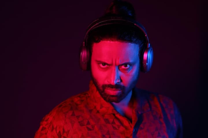 సినిమాలో ఒకే ఒక్క క్యారెక్టర్ ఉన్నప్పటికీ... దర్శకుడు ప్రశాంత్ కథను నడిపించిన తీరు పట్ల ప్రేక్షకులు ప్రశంసలు వ్యక్తం చేస్తున్నారు. జీవితంలో విఫలమై ఆర్జేగా పని చేస్తున్న నిలయ్ (సుమంత్) రేడియో స్టేషనులో ఉండగా... రాత్రి వేళ ఒక అమ్మాయి నుంచి ఫోన్ వస్తుంది. తానొక ఆపదలో ఉన్నానని, తనను కాపాడమమని అడుగుతుంది. ఆ తర్వాత ఏమైంది? అనేది సినిమా. ఆహా ఓటీటీలో చూడాలి.