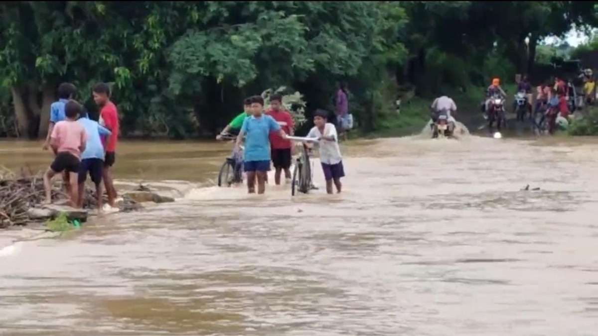 बस्तर में जान जोखिम में डालकर उफनते नदी-नाले को पार कर रहे स्कूली बच्चे, सुरक्षा के इंतजामों की खुली पोल