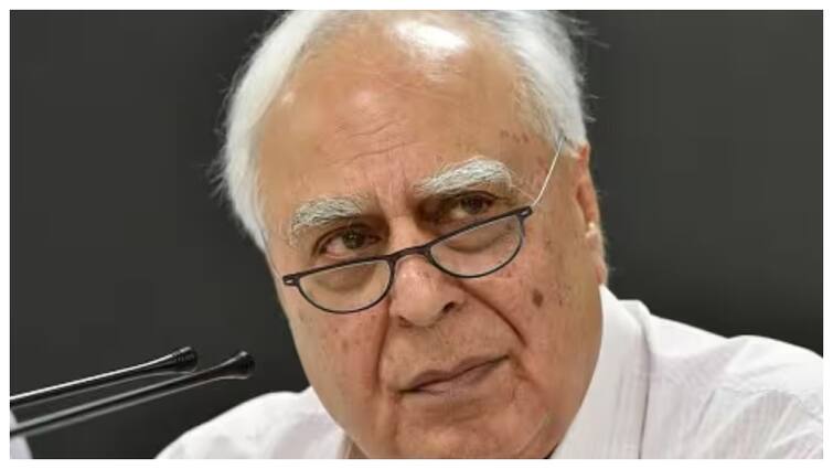 Congress leader Kapil Sibal targeted the order regarding Kanwar Yatra UP Government कांवड़ यात्रा को लेकर आदेश पर कपिल सिब्बल ने योगी सरकार को घेरा, बोले- यह सिर्फ देश को...