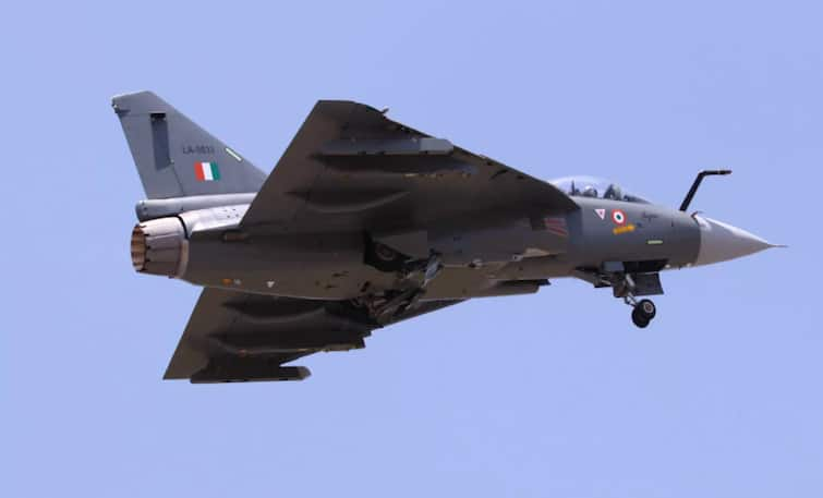 Tejas fighter jet production halted due to America is not supplying F404-IN20 engine for Tejas indian airforce Tejas Fighter Jet : भारतीय वायुसेना के बीच बाधा बना अमेरिका, अब पीएम मोदी उठाएंगे बड़ा कदम!