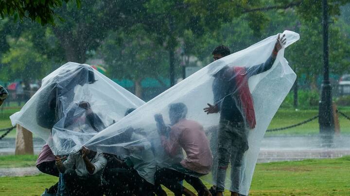 আবহাওয়া দফতর সূত্রে খবর, আগামীকাল ২১ জুলাই রবিবার দক্ষিণবঙ্গের ৫টি জেলায় বজ্রবিদ্যুৎ সহ বৃষ্টির আশঙ্কা রয়েছে।