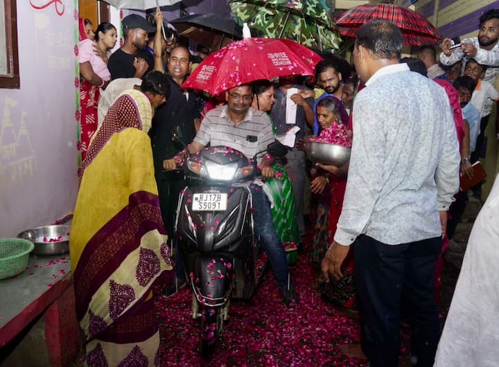 राजस्थान की पूर्व सीएम ने मुगलपुरा, आजाद चौक तलाई होते हुए मोचियान गली, हनुमान धर्मशाला मार्ग वीडियो चौराहा और नयापुरा चौराहा तक आमजन की समस्याओं को सुना. रास्ते में महिलाओं और लोगों ने मांस मछली की दुकानों को नगर से बाहर करने की मांग की.