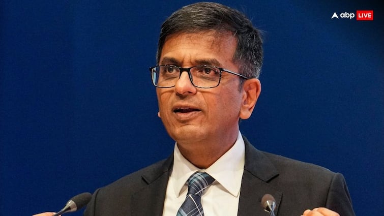 Microsoft Server Down CJI DY Chandrachud Reacts says adverse effect of technological dependence Microsoft Server Down: माइक्रोसॉफ्ट का सर्वर ठप होनें पर CJI चंद्रचूड़ का बड़ा बयान, बोले- 'टेक्नोलॉजी इफेक्ट ने...'