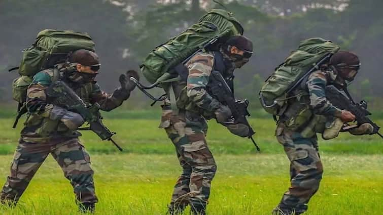 Terror Attacks continues in Jammu kashmir After 500 Para Commandos To Hunt Pakistani Terrorists ஜம்முவில் தொடரும் பயங்கரவாத தாக்குதல்கள்.. 500 கமாண்டோக்களை களம் இறக்கிய இந்திய ராணுவம்!