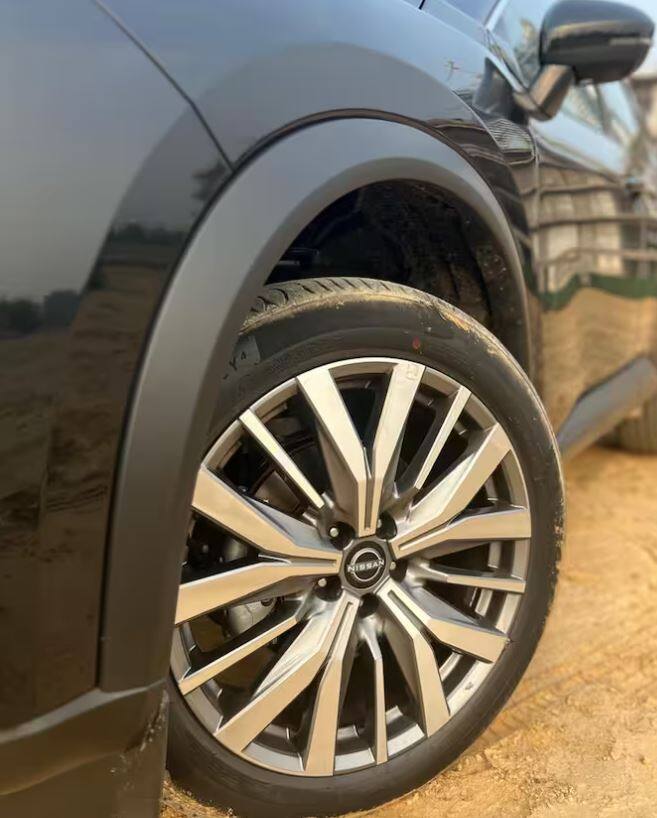 આ નિસાન કારના દેખાવને સ્ટાઇલિશ બનાવવા માટે, આ કારમાં 20-ઇંચના એલોય વ્હીલ્સ લગાવવામાં આવ્યા છે. આ કારમાં આગળના ભાગમાં સ્પ્લિટ હેડલેમ્પ છે. આ સાથે, ક્રોમને V આકારની ગ્રિલ સાથે રૂપરેખા આપવામાં આવી છે.