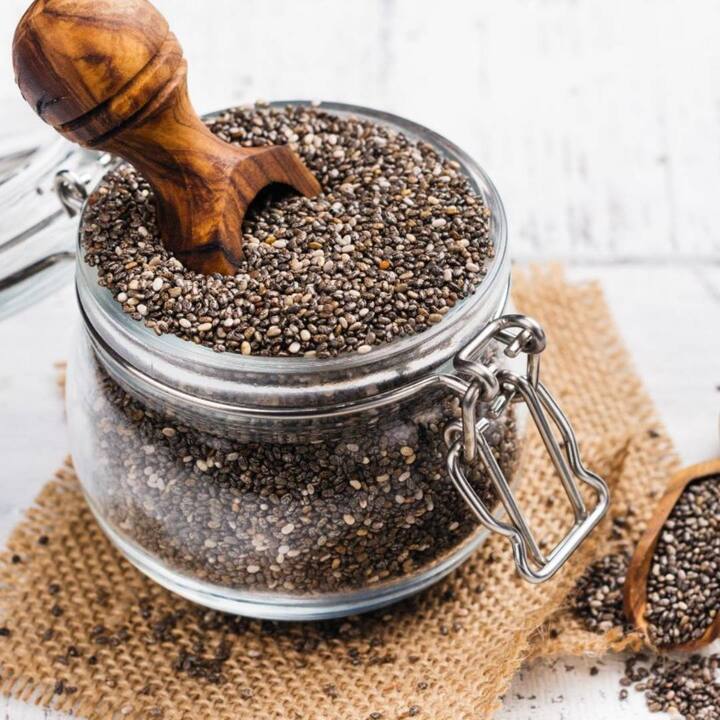 Chia Seed : ਵੱਡੇ ਸ਼ਹਿਰਾਂ 'ਚ ਮਾੜੀ ਜੀਵਨ ਸ਼ੈਲੀ ਅਤੇ ਖਾਣ-ਪੀਣ ਦੀਆਂ ਆਦਤਾਂ ਕਾਰਨ ਲਗਭਗ ਹਰ ਕੋਈ ਮੋਟਾਪੇ ਤੋਂ ਪੀੜਤ ਹੈ। ਕੁਝ ਲੋਕ ਆਪਣੀ ਜੀਵਨ ਸ਼ੈਲੀ 'ਚ ਯੋਗਾ ਜਾਂ ਘਰੇਲੂ ਕਸਰਤ ਅਤੇ ਦੌੜਨ ਵਰਗੀਆਂ ਸਿਹਤਮੰਦ ਆਦਤਾਂ ਨੂੰ ਸ਼ਾਮਲ ਕਰਦੇ ਹਨ।