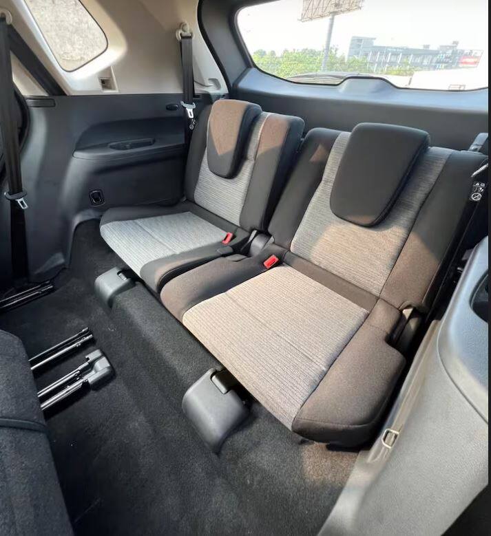 નિસાન એક્સ-ટ્રેલમાં બીજી હરોળની બેઠકો છે. આ સાથે, 7 એરબેગ્સ અને ફ્રન્ટ પાર્કિંગ સેન્સર્સના ફીચર્સ પણ સામેલ છે. કારમાં ઇલેક્ટ્રિક પાર્કિંગ બ્રેક પણ લગાવવામાં આવી છે.