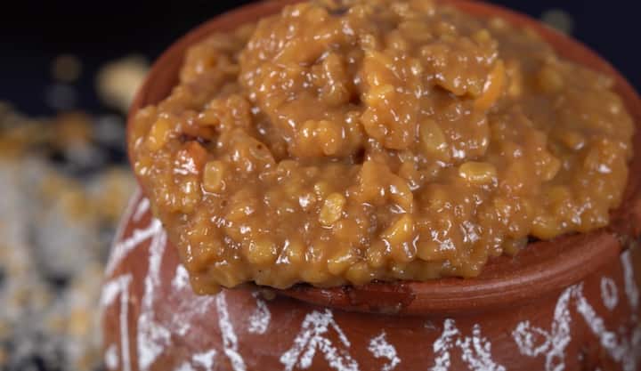 2 நிமிடத்திற்கு பிறகு பச்சரிசி சேர்த்து 2 நிமிடம் வறுக்கவும். அதன் பிறகு 2 1/ 2 கப் தண்ணீர் சேர்த்து மூடி குக்கரை மூடி 3 விசில் வரும் வரை காத்திருக்கவும்.