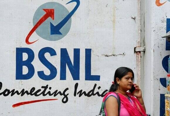 સમગ્ર દેશમાં 8 કરોડથી વધુ લોકો BSNL સિમનો ઉપયોગ કરે છે. ખાનગી કંપનીઓના ભાવવધારા બાદ તેમના ગ્રાહકોની સંખ્યા પણ ઝડપથી વધી રહી છે. હવે BSNL એ તેના યુઝર્સને આકર્ષવા માટે 107 રૂપિયાનો પાવરફુલ રિચાર્જ પ્લાન રજૂ કર્યો છે. માત્ર 107 રૂપિયાના પ્લાનમાં તમને 35 દિવસની લાંબી વેલિડિટી મળે છે.