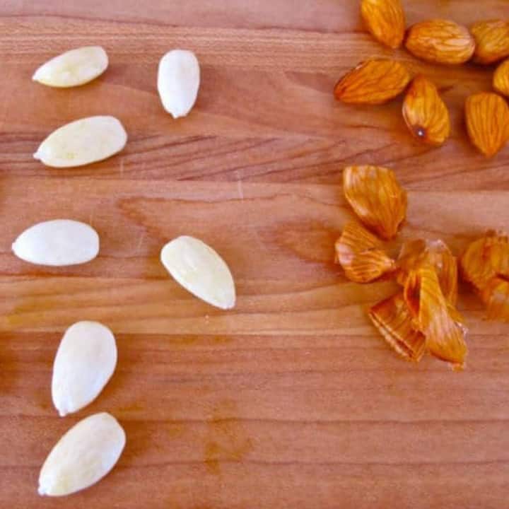 ਪਰ ਕੀ ਤੁਸੀਂ ਕਦੇ ਸੁਣਿਆ ਹੈ ਕਿ ਬਚੇ ਹੋਏ ਬਦਾਮ ਦੇ ਛਿਲਕਿਆਂ ਨੂੰ ਸੁੱਟਣ ਦੀ ਬਜਾਏ, ਤੁਸੀਂ ਉਨ੍ਹਾਂ ਨੂੰ ਕਈ ਤਰੀਕਿਆਂ ਨਾਲ ਵਰਤ ਸਕਦੇ ਹੋ? ਜੇਕਰ ਤੁਸੀਂ ਵੀ ਰੋਜ਼ਾਨਾ ਬਦਾਮ ਦਾ ਸੇਵਨ ਕਰਦੇ ਹੋ ਅਤੇ ਉਨ੍ਹਾਂ ਦੇ ਛਿਲਕਿਆਂ ਨੂੰ ਸੁੱਟ ਦਿੰਦੇ ਹੋ ਤਾਂ ਅੱਜ ਅਸੀਂ ਤੁਹਾਨੂੰ ਇਨ੍ਹਾਂ ਦੀ ਵਰਤੋਂ ਕਰਨ ਦੇ ਤਰੀਕਿਆਂ ਬਾਰੇ ਦੱਸਣ ਜਾ ਰਹੇ ਹਾਂ। ਬਦਾਮ ਵਿੱਚ ਕਈ ਤਰ੍ਹਾਂ ਦੇ ਪੋਸ਼ਕ ਤੱਤ ਹੁੰਦੇ ਹਨ। ਇਸ 'ਚ ਕਈ ਤਰ੍ਹਾਂ ਦੇ ਖਣਿਜ ਅਤੇ ਐਂਟੀਆਕਸੀਡੈਂਟ ਪਾਏ ਜਾਂਦੇ ਹਨ। ਜੋ ਤੁਹਾਡੇ ਸਰੀਰ, ਚਮੜੀ ਅਤੇ ਵਾਲਾਂ ਲਈ ਫਾਇਦੇਮੰਦ ਸਾਬਤ ਹੋ ਸਕਦਾ ਹੈ।