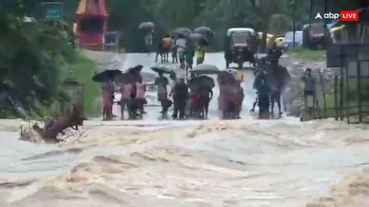 Odisha Floods: ओडिशा का मलकानगिरी जिला बाढ़ के चपेट से भयावह स्थिति में पहुंच गया है. जिले में घर से लेकर पुल तक पानी में डूब चुके हैं. लोगों का जनजीवन अस्त-व्यस्त हो चुका है.