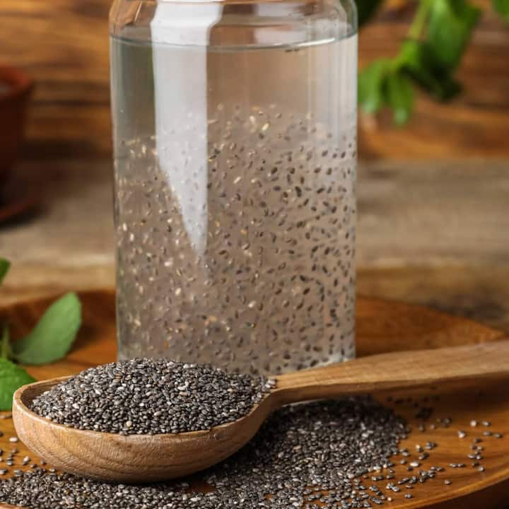 To lose weight, you should drink chia seed water every morning on an empty stomach. For this, soak chia seeds in a glass of water overnight. Drinking this water on an empty stomach the next morning will benefit you. You can also sprinkle chia seeds on fruits for breakfast.