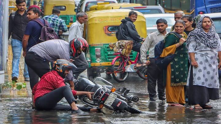 Bike Tips: ગુજરાતમાં સૌરાષ્ટ્ર અને દક્ષિણ ગુજરાતમાં સારો વરસાદ પડી રહ્યો છે. ચોમાસામાં બાઈક ચલાવવું ઘણું ખતરનાક સાબિત થઈ શકે છે. તેથી ચોમાસામાં ઘરેથી નીકળતા પહેલા બાઈકની જરૂરી ચીજો ધ્યાનમાં રાખવી જોઈએ