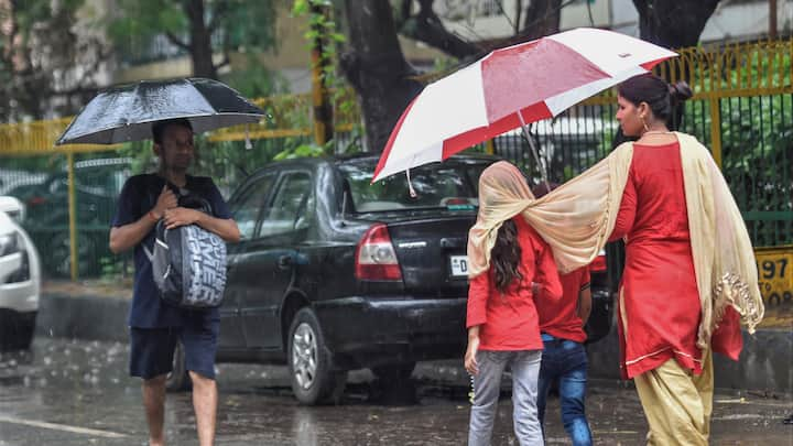 Delhi Weather Update: मौसम विभाग के मुताबिक दिल्ली वालों को अगले कुछ दिनों तक उमस से राहत मिलने की कोई संभावना नहीं है. 20 से 25 जुलाई के बीच दिल्ली में कहीं-कहीं हल्की बारिश हो सकती है.