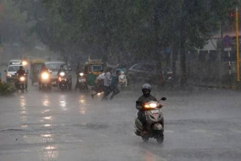અમદાવાદ: સૌરાષ્ટ્રમાં મેઘરાજા મેહરબાન થયા છે. પોરબંદર, દેવભૂમિ દ્વારકા, જૂનાગઢ અને ગીર સોમનાથ જિલ્લામાં ધોધમાર વરસાદ વરસ્યો છે. હવામાન વિભાગે આ ચારેય જિલ્લાઓમાં ભારે વરસાદની આગાહી કરી છે. પોરબંદર, જૂનાગઢ, દ્વારકા અને ગીર સોમનાથમાં અતિ ભારે વરસાદની આગાહી હવામાન વિભાગે કરી છે.