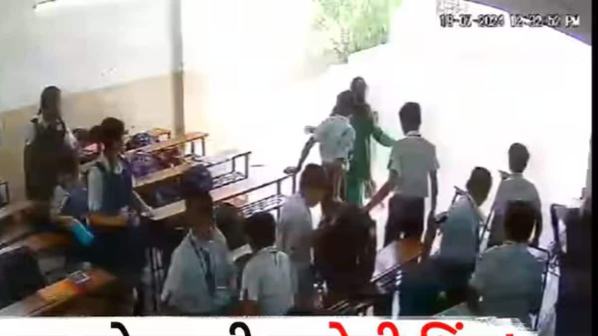 Watch Video: திடீரென இடிந்து விழுந்த வகுப்பறை சுவர்; பதறவைக்கும் வீடியோ வைரல்!