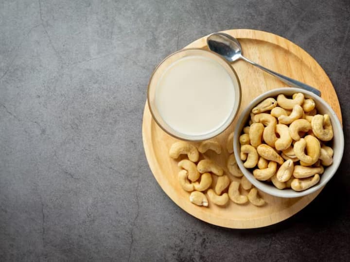 Both milk and cashews are good sources of calcium. Along with this, vitamin B6 and magnesium are also found in cashews. Therefore, cashews soaked in milk help in strengthening bones.