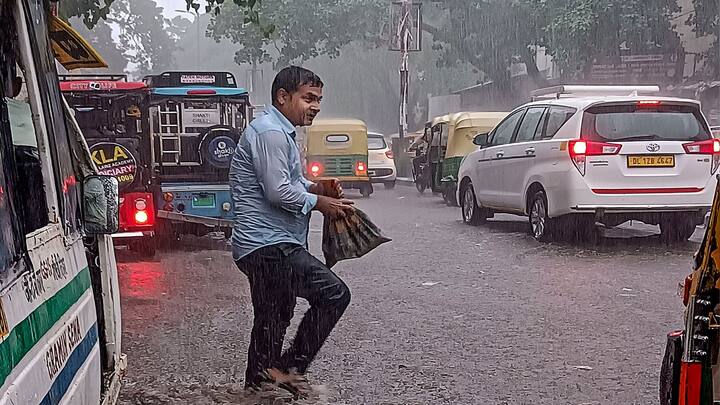 টানা বৃষ্টিতে জল থইথই জলপাইগুড়ি। এবার করলা নদীর জল ঢুকল শহরে। প্লাবিত জলপাইগুড়ি পুরসভার ২৫ নম্বর ওয়ার্ড। নিচ মাঠ ও পরেশ মিত্র কলোনি এলাকায় ঘরে ঘরে জল, জলবন্দি বহু মানুষ।