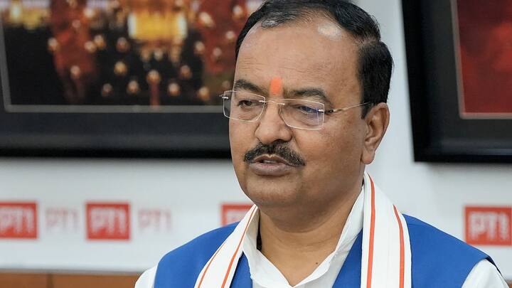 पान की दुकान चलाने वाले व्यक्ति ने कहा कि छोटे कार्यकर्ता कहीं गए ही नहीं. हम लोगों को पर्ची मिलती थी, चुनाव के समय जो किसी को नहीं मिली. वोटर लिस्ट से भी लोगों के नाम गायब थे. छोटे नेताओं की वजह से ही भारतीय जनता पार्टी चुनाव में ज्यादा सीट हार गई. पान विक्रेता ने कहा कि हमें प्रधानमंत्री के तौर पर नरेंद्र मोदी और मुख्यमंत्री के तौर पर योगी आदित्यनाथ ही चाहिए. वहीं सबसे बेस्ट है. उन्होंने कहा कि जब से योगी जी मुख्यमंत्री बने हैं प्रदेश में कोई भी आपराधिक घटना नहीं हुई है.