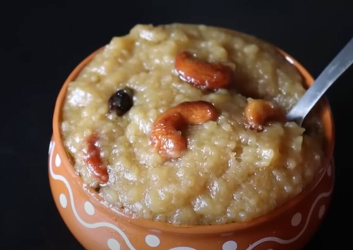 செய்முறை: முதலில் குக்கரை அடுப்பில் வைத்து சூடானதும் பாசி பருப்பை 2 நிமிடம் வறுக்கவும்.